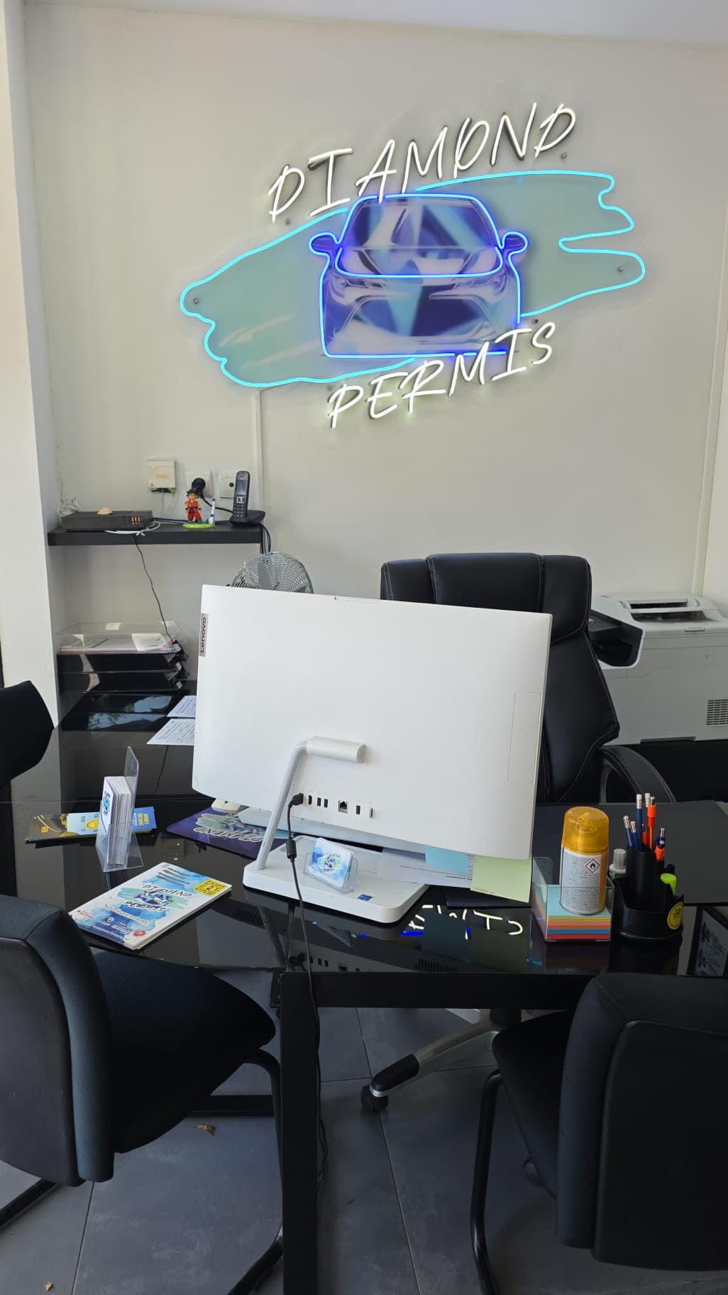 Bureau d'accueil de l'agence, sous l'enseigne lumineuse Diamond Permis